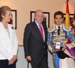 Su Majestad el Rey Don Juan Carlos junto a Su Alteza Real la Infanta Doña Elena y al torero Ginés Marín