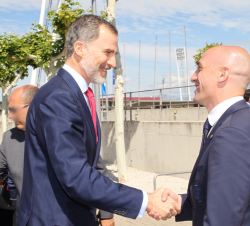 Su Majestad el Rey recibe el saludo del presidente de la Real Federación Española de Fútbol, Luis Rubiales