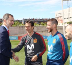 Don Felipe conversa con Julen Lopetegui y los capitanes de la Selección, Sergio Ramos y Andrés Iniesta