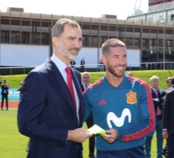 Don Felipe recibe del capitán de la selección, Sergio Ramos, el brazalete de capitán