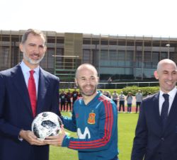 Don Felipe recibe del capitán de la selección, Andrés Iniesta, el balón oficial, firmado por todos los jugadores