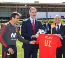 Don Felipe recibe la camiseta oficial con su nombre de manos del presidente de la RFEF y del selecionador nacional