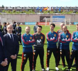 Su Majestad el Rey dirige unas palabras a los jugadores de la Selección Nacional de Fútbol