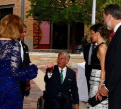 Don Felipe y Doña Letizia conversan con el gobernador del Estado de Texas y su esposa, Cecilia Abbott