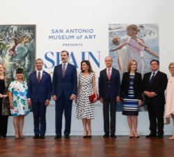 Sus Majestades los Reyes acompañados por las autoridades asistentes al acto del Museo de Arte de San Antonio