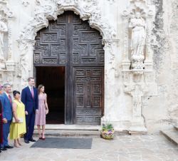 Sus Majestades los Reyes acompañados por las autoridades asistentes al acto en la puerta de la iglesias de la Misión de San José