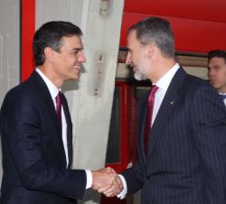 A su llegada al Estadio “Nou Estadi” de Tarragona, Su Majestad el Rey recibe el saludo del presidente del Gobierno, Pedro Sánchez