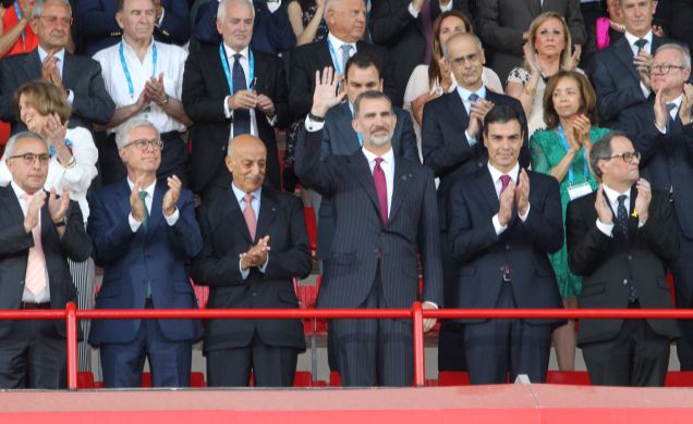 Don Felipe en el palco presidencial acompañado por el presidente del Gobierno, el presidente de la Generalitat de Cataluña, el presidente del CIJM, el