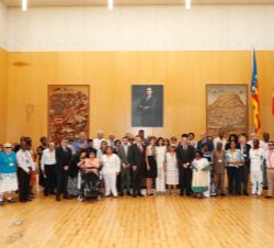 Su Majestad la Reina junto a los delegados internacionales de asociaciones de Sordociegos y las autoridades asistentes al acto