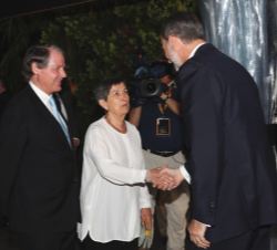 Su Majestad el Rey recibe el saludo de la delegada del Gobierno en la Comunidad Autónoma de Cataluña, Teresa Cunillera