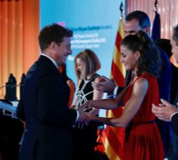Su Majestad la Reina entregó el Premio Investigación Científica 2018 ex aequo a Guillermo Mínguez Espallargas