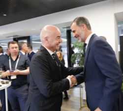 Su Majestad el Rey recibe el saludo del presidente de la Fédération Internationale de Football Association (FIFA), Gianni Infantino