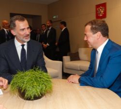 Su Majestad el Rey mantuvo un breve encuentro en el intermedio del partido con el Presidente del Gobierno Federal de Rusia, Sr. Dmitri Medvédev