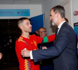 Su Majestad el Rey junto al capitán de la selección nacional, Sergio Ramos, al término del partido