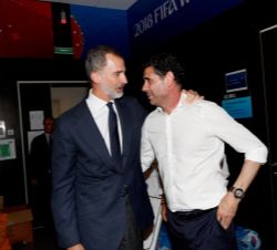 Don Felipe mostró su cariño y apoyo al técnico de la selección nacional, Fernando Hierro