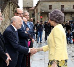 Su Majestad la Reina Doña Sofía recibe el saludo del delegado del gobierno en la Comunidad Autónoma de Galicia, Javier Losada