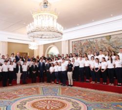 Su Majestad el Rey junto a los alumnos participantes en la XIII edición del Programa “Becas Europa” de la Universidad Francisco de Vitoria