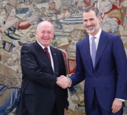 DOn Felipe recibe el saludo de Sir Peter Cosgrove, Gobernador General de Australia
