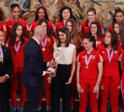 Luis Rubiales hace entrega a Doña Letizia de la Copa de Campeona de Europa 2018