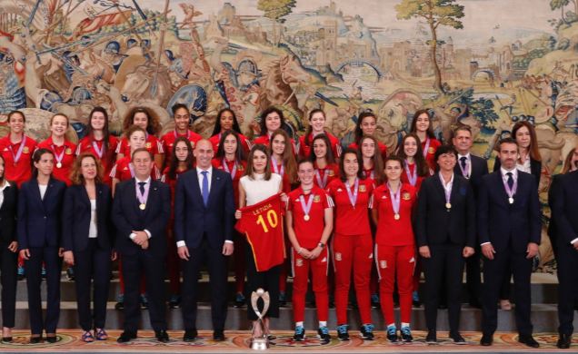 Su Majestad la Reina con la Selección Nacional femenina sub-17 de Fútbol y el cuerpo técnico