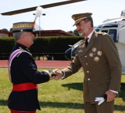 Su Majestad el Rey es recibido a su llegada a la Academia General Militar por su director, el general de brigada Carlos Jesús Melero