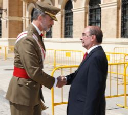 Su Majestad el Rey recibe el saludo del presidente de Aragón, Francisco Javier Lambán, a su llegada a la Academia General Militar