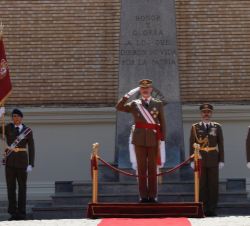 Su Majestad el Rey recibe  honores militares a su llegada a la Academia General Militar