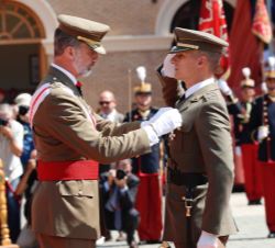 Su Majestad el Rey condecora al Número Uno de la promoción del Cuerpo General del Ejército de Tierra, al teniente de Ingenieros, Enrique Viñuela