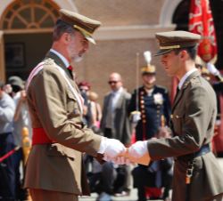 Su Majestad el Rey entrega el despacho al Número Dos de la promoción del Cuerpo General del Ejército de Tierra, al teniente de Artillería, José Luis C