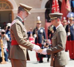 Su Majestad el Rey entrega el despacho al Numero Cuatro de la promoción del Cuerpo General del Ejército de Tierra, al teniente de Ingenieros, Arturo L