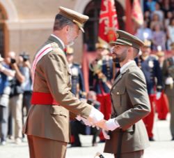 Su Majestad el Rey entrega el despacho al Número Uno del Cuerpo de Intendencia, Escala de Oficiales, al teniente Enrique Menías