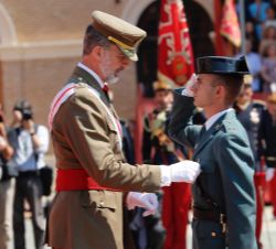 Su Majestad el Rey entrega el despacho al Número Uno de la Guardia Civil, Escala de Oficiales, teniente Daniel Pérez
