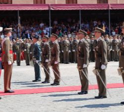 Su Majestad el Rey con los primeros Oficiales de la promoción del Cuerpo General del Ejército de Tierra, del Cuerpo de Intendencia, Escala de Oficiale