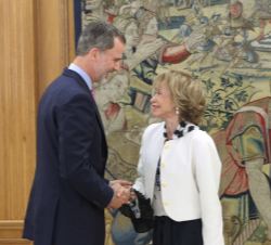 Su Majestad el Rey recibe el saludo de la presidenta del Consejo de Estado, María Teresa Fernández de la Vega