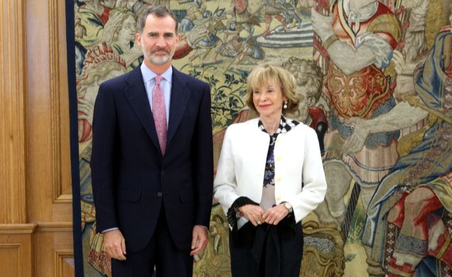 Don Felipe acompañado por la presidenta del Consejo de Estado, María Teresa Fernández de la Vega