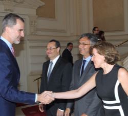 Don Felipe recibe el saludo de la la secretaria de Estado de Economía y Apoyo a la Empresa, Ana de la Cueva