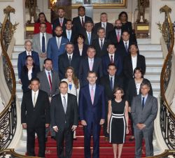Su Majestad el Rey junto a los iembros del directorio para el periodo 2017 – 2020 y vicepresidentes de CAF