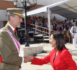 Su Majestad el Rey recibe el saludo de la ministra de Defensa, Margarita Robles Fernández