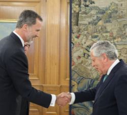 Su Majestad el Rey recibe el saludo del presidente del Patronato de la Fundación Carlos de Amberes, Miguel Angel Aguilar Tremoya