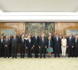 Su Majestad el Rey junto a los miembros del Patronato de la Fundación Carlos de Amberes y con el presidente de la Comisión Europea, Jean-Claude Juncke