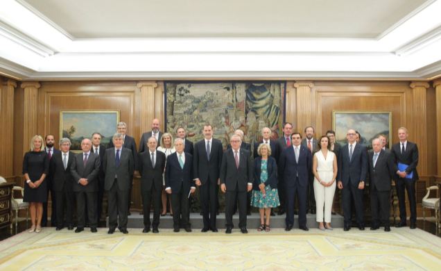 Su Majestad el Rey junto a los miembros del Patronato de la Fundación Carlos de Amberes y con el presidente de la Comisión Europea, Jean-Claude Juncke