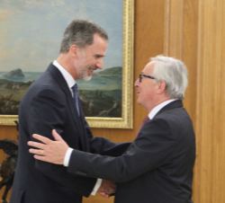 Su Majestad el Rey recibe el saludo del presidente de la Comisión Europea, Jean-Claude Juncker