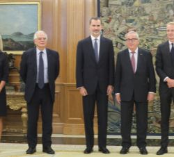 Su Majestad el Rey con el presidente de la Comisión Europea, Jean-Claude Juncker; el ministro de AA.EE., Josep Borrell; la jefa de gabinete del presid