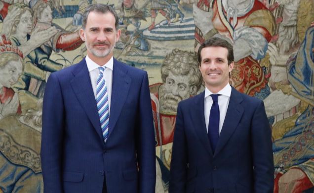 Su Majestad el Rey junto al presidente del Partido Popular, Pablo Casado Blanco