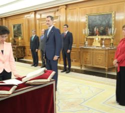Su Majestad el Rey durante el juramento de la nueva presidenta del Tribunal de Cuentas, María José de la Fuente y de la Calle