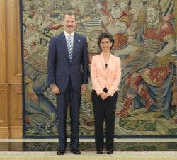 Su Majestad el Rey junto a la presidenta del Tribunal de Cuentas, María José de la Fuente y de la Calle