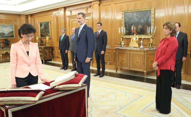 Su Majestad el Rey durante el juramento de la nueva presidenta del Tribunal de Cuentas, María José de la Fuente y de la Calle