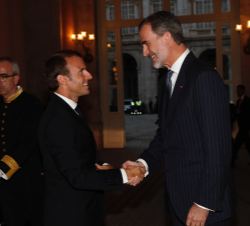 Su Majestad el Rey recibe el saludo del presidente de la República Francesa, Emmanuel Macron