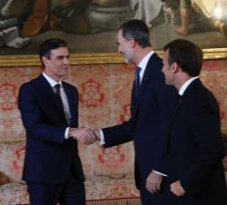 Su Majestad el Rey recibe el saludo del presidente de Gobierno, Pedro Sánchez
