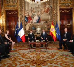Su Majestad el Rey en el encuentro con el presidente de la República Francesa, Emmanuel Macron y las delegaciones en el Salón de Tapices